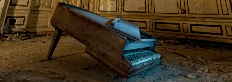 Lee Plaza Piano